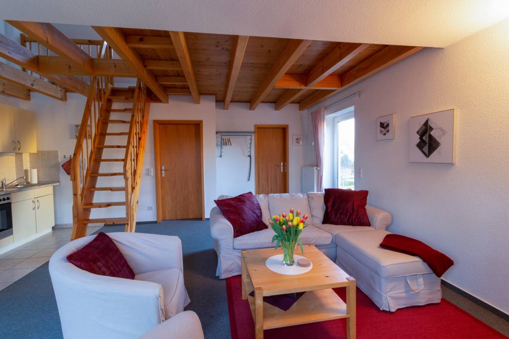 06 Das Wohnzimmer mit Blick auf den Eingang